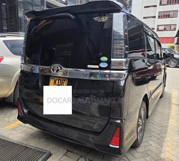 Toyota Voxy V 2WD 7-Seater 2017