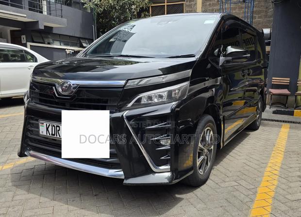 Toyota Voxy V 2WD 7-Seater 2017