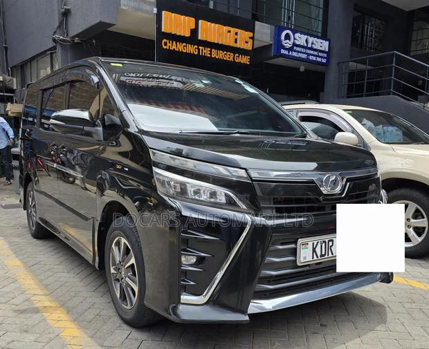 Toyota Voxy V 2WD 7-Seater 2017