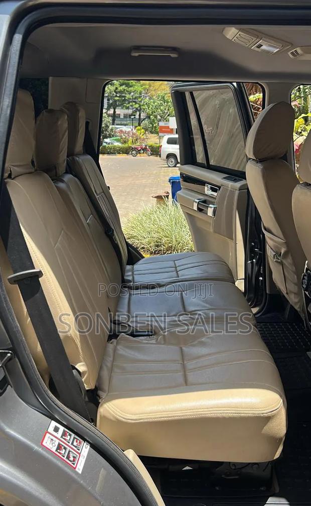 Land Rover Discovery 2010 Gray