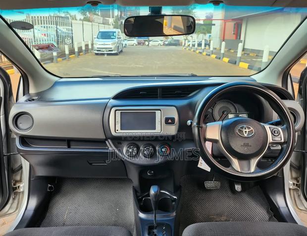 Toyota Vitz 1.3 FWD 5dr 2015 Gray