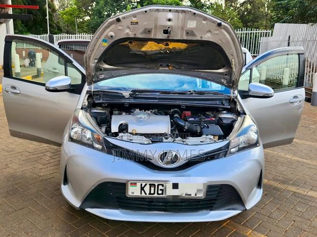 Toyota Vitz 1.3 FWD 5dr 2015 Gray