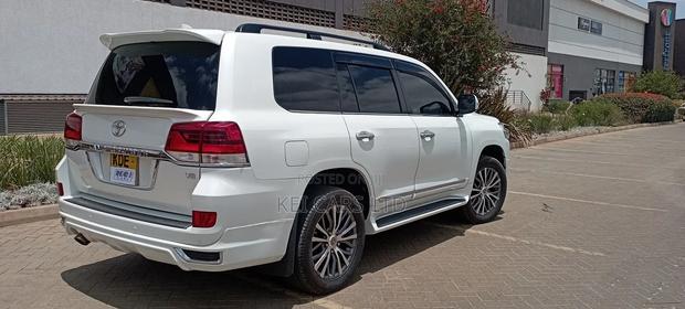 Toyota Land Cruiser 4.6 V8 ZX 2016 White