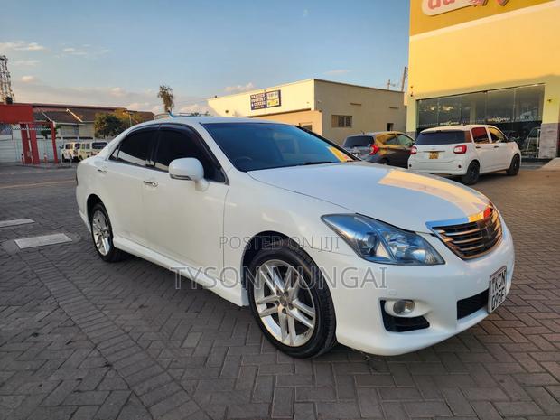 Toyota Crown 2010 White