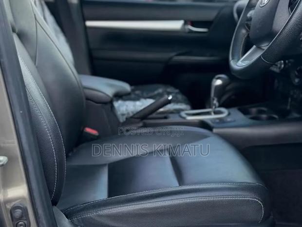 Toyota Hilux 2021 Gold