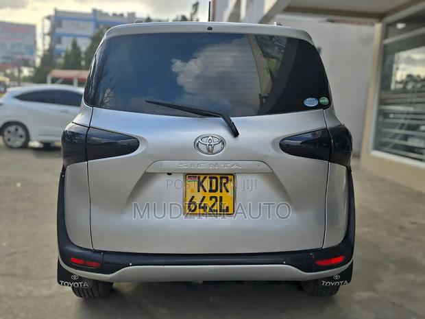 Toyota Sienta 1.5 FWD 2016 Silver