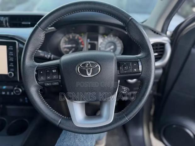 Toyota Hilux 2021 Gold