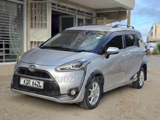 Toyota Sienta 1.5 FWD 2016 Silver