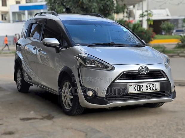 Toyota Sienta 1.5 FWD 2016 Silver
