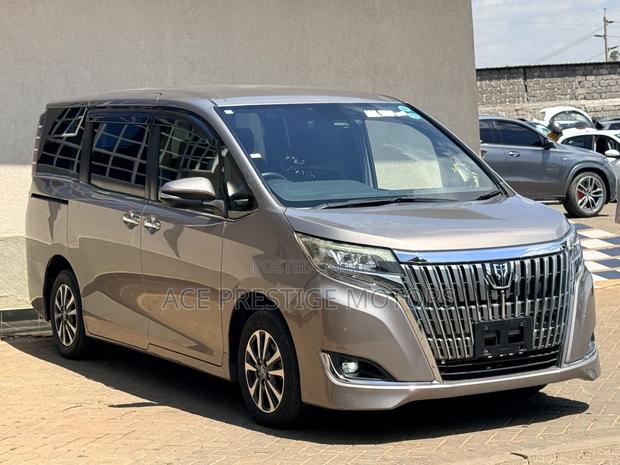 Toyota Esquire 2018 Gold