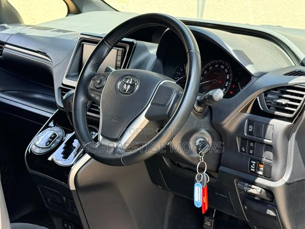 Toyota Esquire 2018 Gold