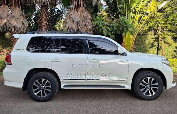 Toyota Land Cruiser 2011 White