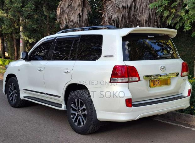 Toyota Land Cruiser 2011 White