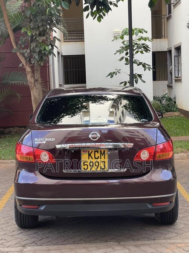 Nissan Bluebird 2010 Blue