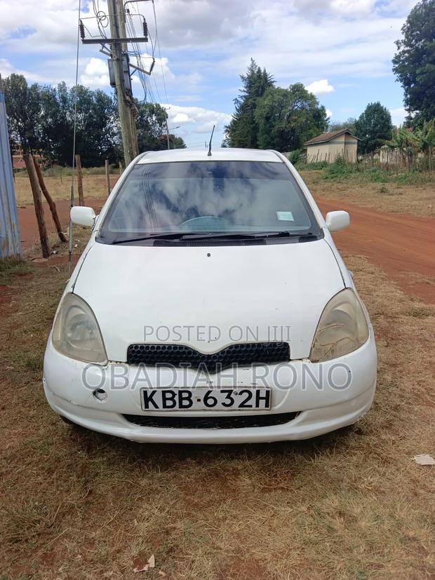 Toyota Vitz 2000 White