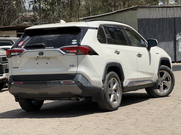 Toyota RAV4 XLE Premium AWD 2019 White