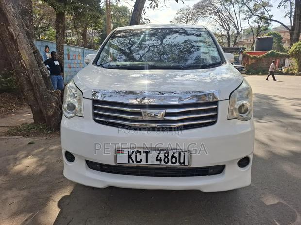 Toyota Noah 2.0 158hp FWD (8 Seater) 2011 White