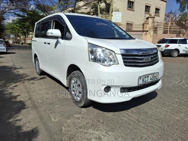 Toyota Noah 2.0 158hp FWD (8 Seater) 2011 White