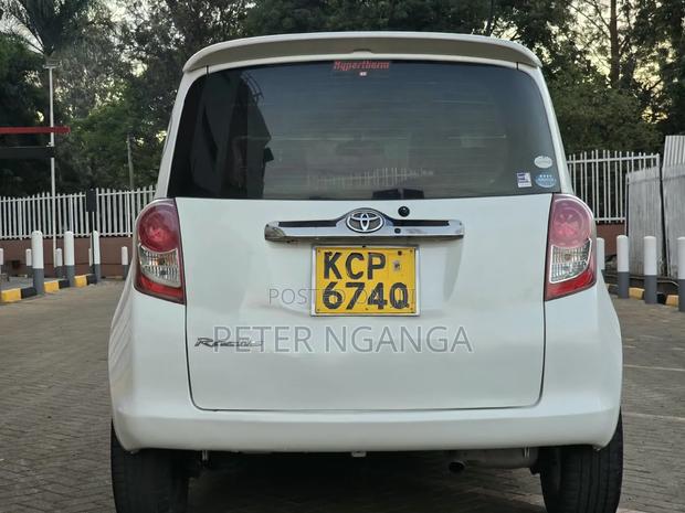 Toyota Ractis 1.5 FWD 2011 Silver