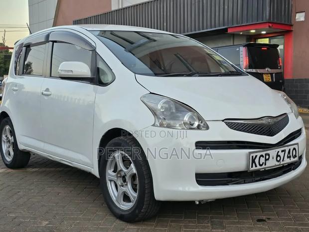 Toyota Ractis 1.5 FWD 2011 Silver
