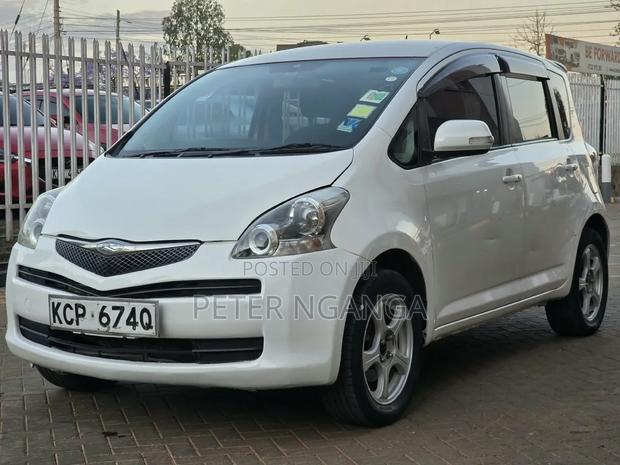 Toyota Ractis 1.5 FWD 2011 Silver