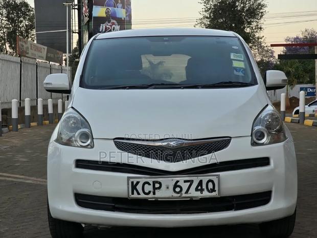 Toyota Ractis 1.5 FWD 2011 Silver