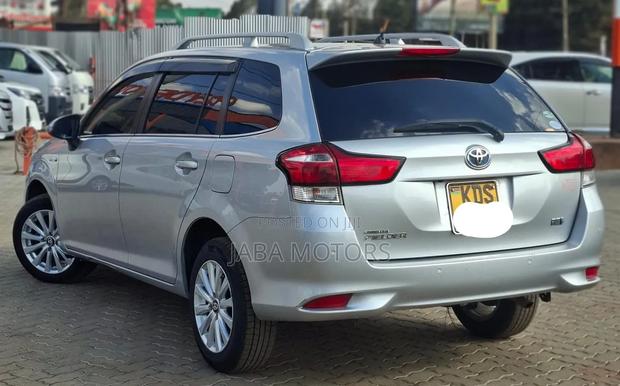 Toyota Corolla Fielder 2018 Silver