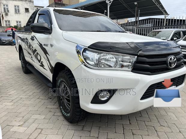 Toyota Hilux 2021 White