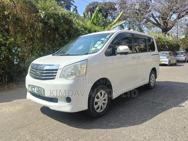 Toyota Noah 2.0 143hp FWD (8 Seater) 2012 White