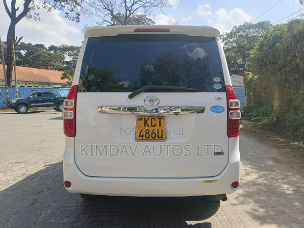 Toyota Noah 2.0 143hp FWD (8 Seater) 2012 White