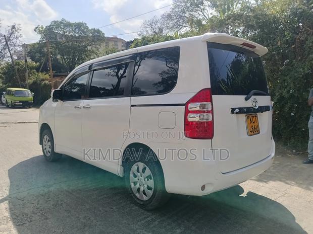 Toyota Noah 2.0 143hp FWD (8 Seater) 2012 White