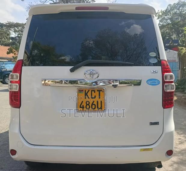 Toyota Noah 2.0 158hp FWD (8 Seater) 2011 White
