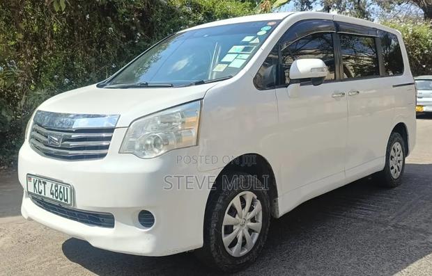 Toyota Noah 2.0 158hp FWD (8 Seater) 2011 White