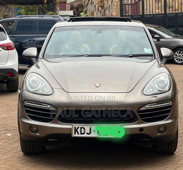 Porsche Cayenne 2014 Gold