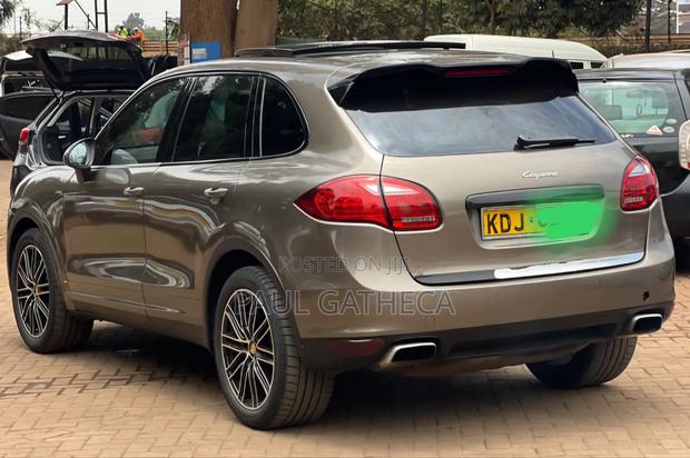 Porsche Cayenne 2014 Gold
