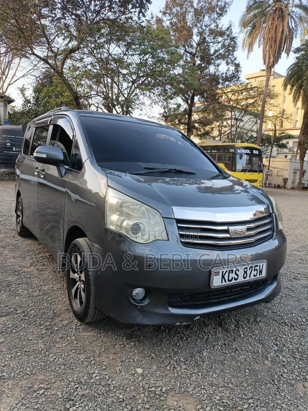 Toyota Noah 2011 Gray