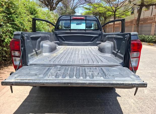 Isuzu D-MAX 2021 Gray