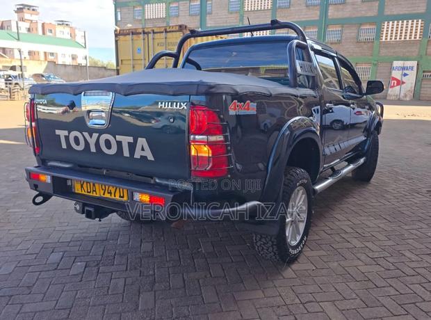 Toyota Hilux 2014 Black