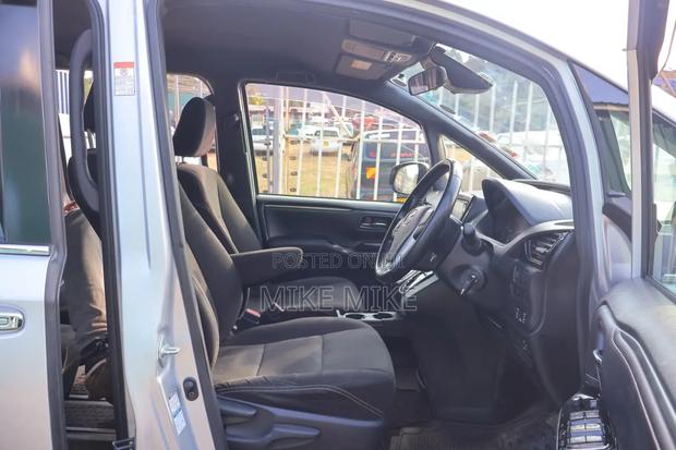 Toyota Noah 2018 Silver