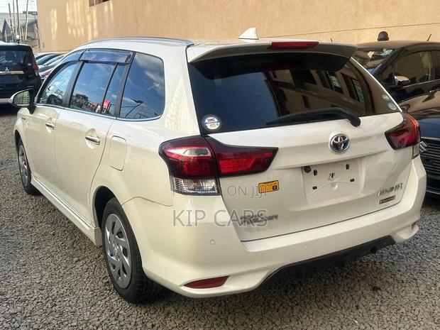 Toyota Corolla Fielder 1.5 Hybrid FWD 2018 Pearl