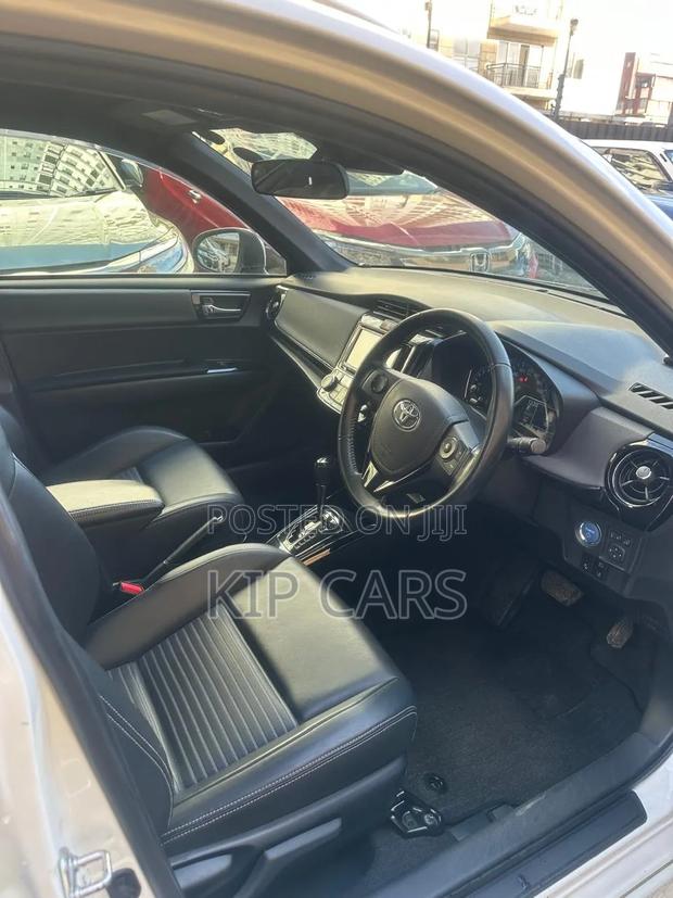 Toyota Corolla Fielder 1.5 Hybrid FWD 2018 Pearl