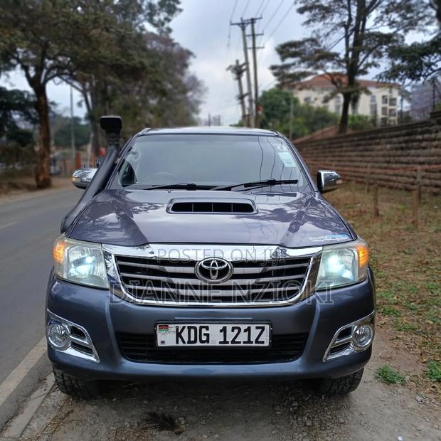 Toyota Hilux 2014 Blue