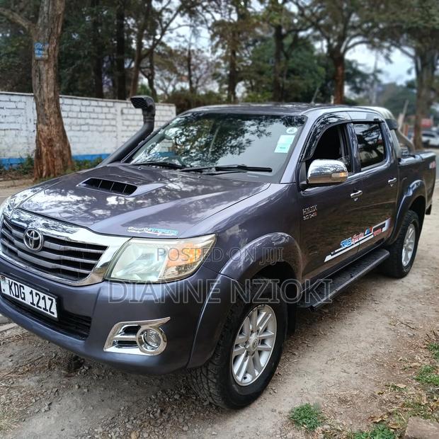 Toyota Hilux 2014 Blue