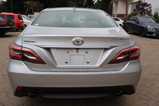 Toyota Crown 2019 Silver