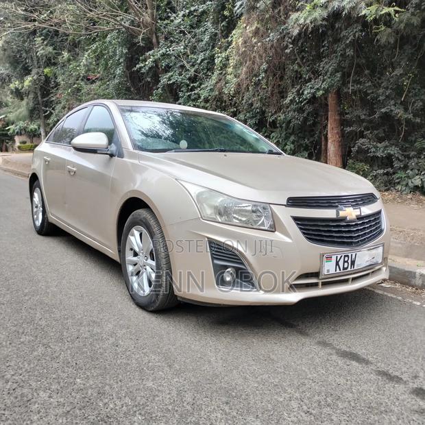 Chevrolet Cruze 1.6 Hatchback 2012 Gold