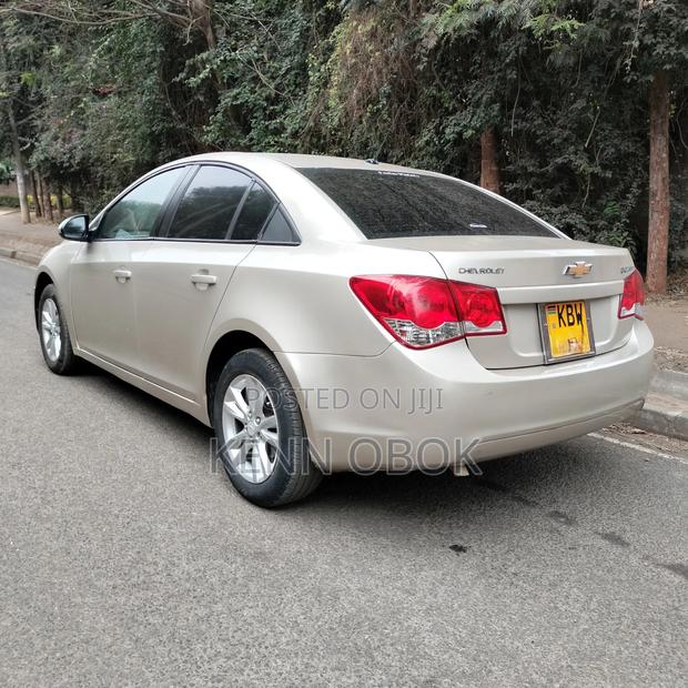 Chevrolet Cruze 1.6 Hatchback 2012 Gold
