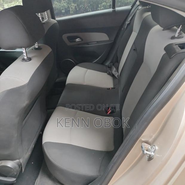 Chevrolet Cruze 1.6 Hatchback 2012 Gold
