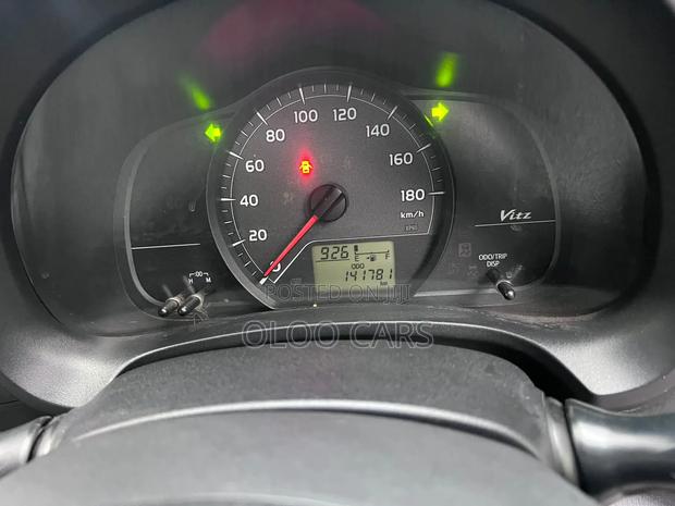 Toyota Vitz 2011 Silver