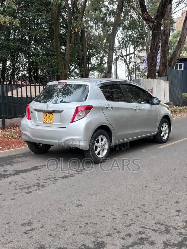 Toyota Vitz 2011 Silver
