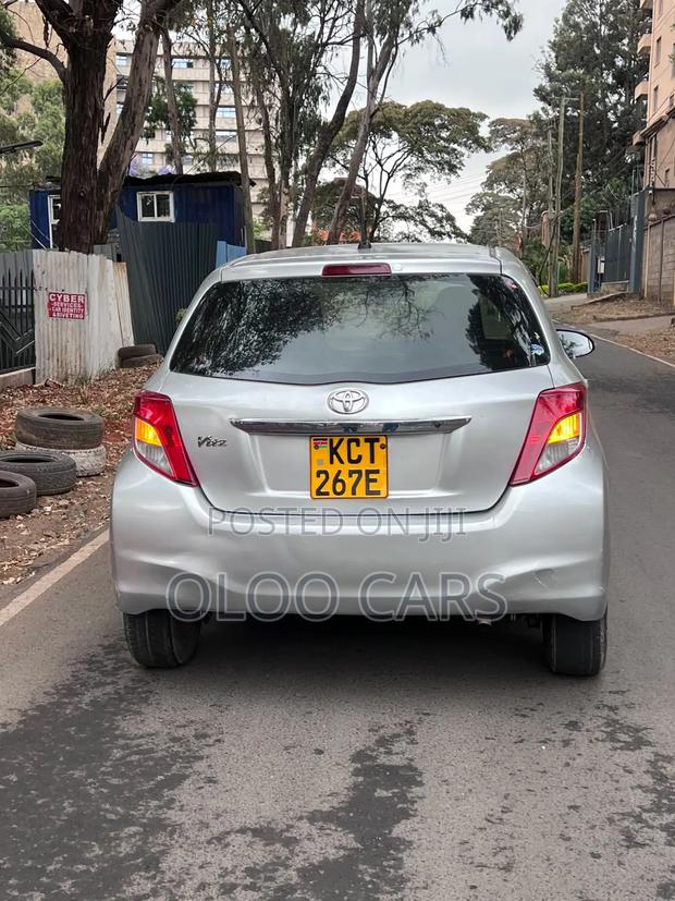 Toyota Vitz 2011 Silver